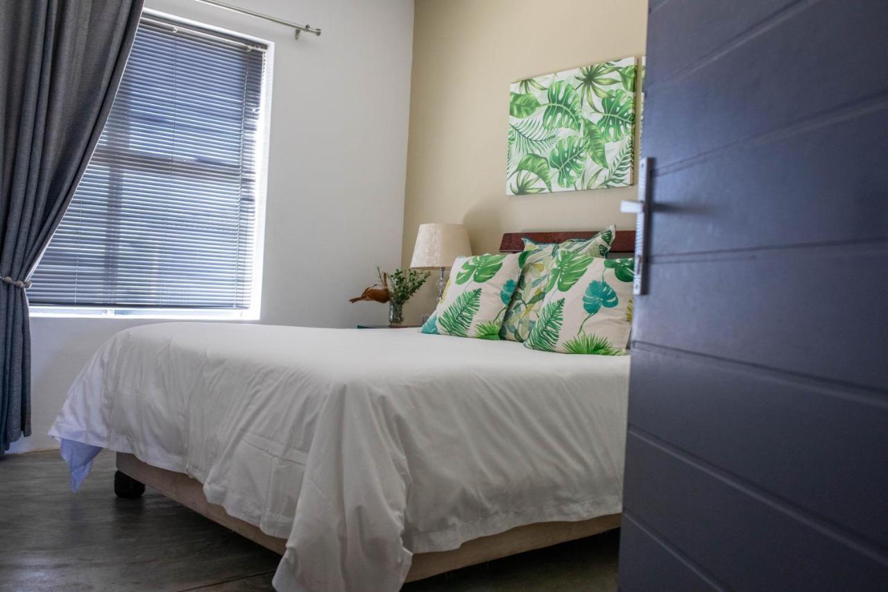 Stay At Friends Bettyʼs Bay Екстериор снимка